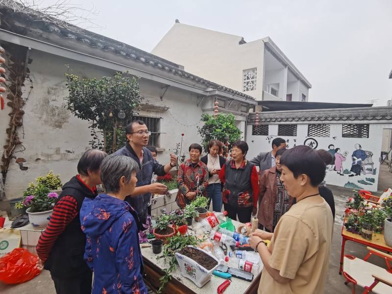 图2季节老师讲授材料选用、改造技巧与构图.jpg 图2季节老师讲授材料选用、改造技巧与构图.jpg