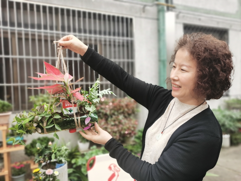 图3村民们动手体验中.jpg 图3村民们动手体验中.jpg