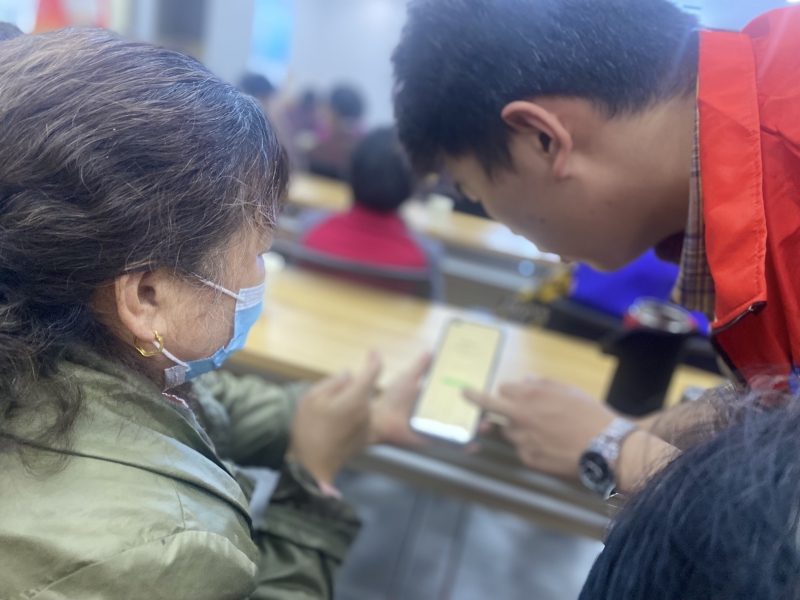 图3志愿者指导奶奶申领电子医保卡.jpg 图3志愿者指导奶奶申领电子医保卡.jpg