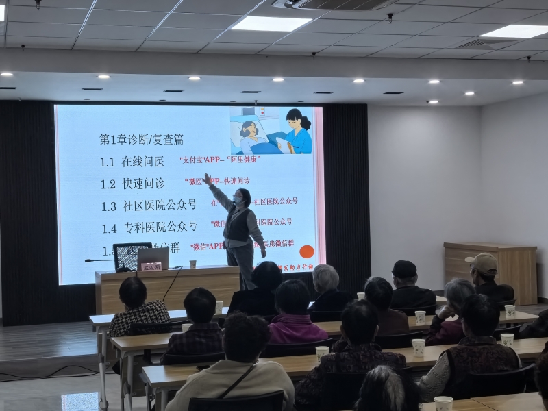 图2孟老师在给长者讲课.jpg 图2孟老师在给长者讲课.jpg