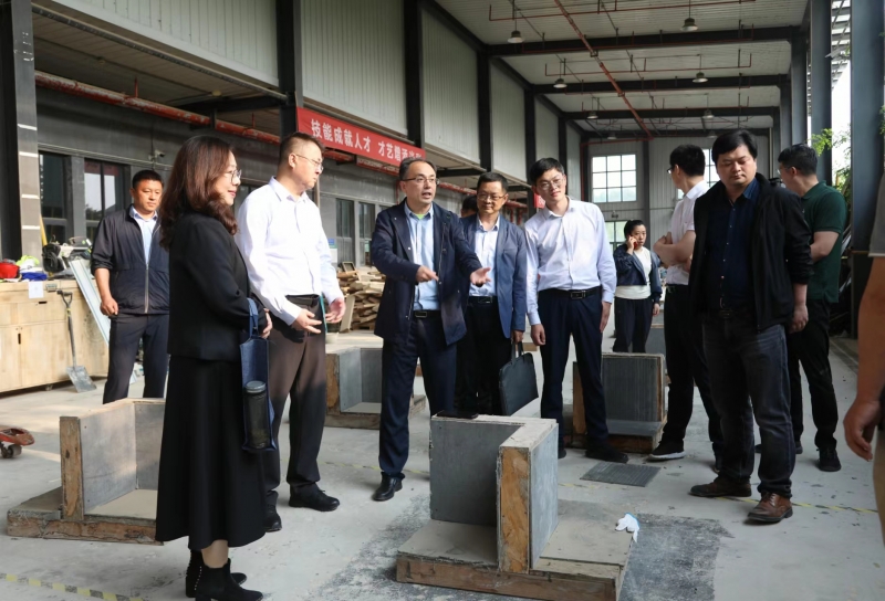 调研团参观技能实训基地.jpg 调研团参观技能实训基地.jpg